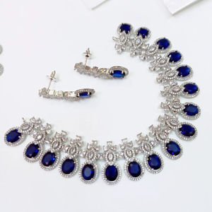 Ensemble collier et boucles d'oreilles classiques en cristal bleu – Bijoux de mariée plaqués argent pour mariage - Product Image 1