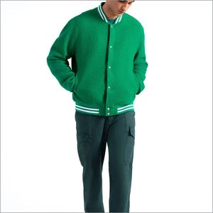 แจ็คเก็ตวาร์ซิตี้ผู้ชายปักโลโก้ตามสั่ง สีพื้น คุณภาพสูง ผลิตในปากีสถาน ราคาดีที่สุดสำหรับฤดูหนาว แจ็คเก็ตวาร์ซิตี้ผ้าขนสัตว์สำหรับผู้ชาย - Product Image 1