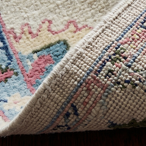 Elegante Alfombra de Lana con Diseño Floral, Hecha a Mano, con Motivos Botánicos en Rosa y Azul, Decorativa para Sala de Estar o Dormitorio - Product Image 4