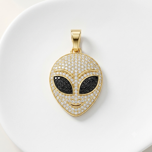 Collar con Colgante de Diamantes Naturales con Diseño de Cara de Extraterrestre, en Oro Sólido de 10K, Joyería Fina Moderna y Única, Personalizable, para Cumpleaños y Fiestas de Halloween - Product Image 1