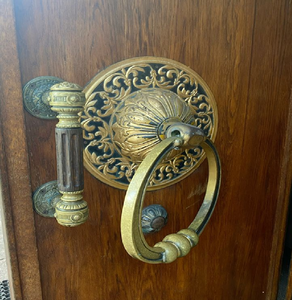 Gran timbre antiguo para puerta con tirador vertical a juego para puerta de madera maciza, disponible a precios de mayorista. - Product Image 1