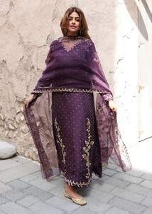 Ensemble de 3 pièces en tissu lawn brodé de luxe pour femmes, tenue de fête, vente en gros - Product Image 1