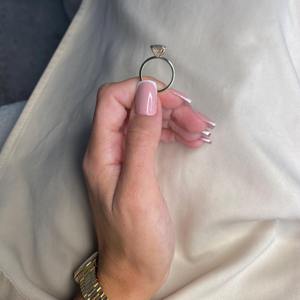 Anillo de Compromiso con Diamante Cultivado en Laboratorio, Corte Esmeralda de 3 Quilates, Bisel de Oro de 14K, Certificado IGI - Product Image 1