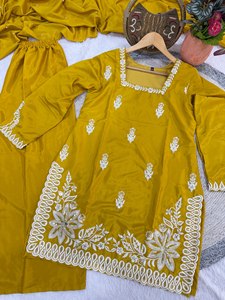 NOUVEAU DESIGNER ROMAN SILK TOP PALAZZO ET DUPATTA EN SOIE ROMAINE AVEC TRAVAIL GONFLEÉ ET GÉLÉNOUCHÉ - Product Image 4