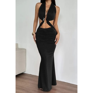 Vestido de noche maxi ajustado con corte halter, escote recortado, anillo metálico frontal, espalda descubierta y fruncido, ideal para fiestas. - Product Image 1