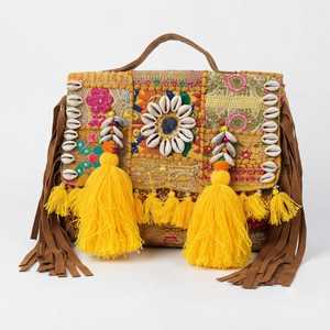 Sac à bandoulière bohème fait main avec coquillages cauris, travail miroir, pompons jaunes, franges marron, patchwork brodé multicolore - Product Image 5