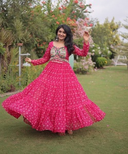 ชุดเดรส Anarkali สีชมพูแฟนซี ตกแต่งด้วยผ้าปะติดปะต่อ ผ้าจอร์เจตต์เทียม สำหรับผู้หญิง ความยาวระดับพื้น สไตล์อินเดียดั้งเดิม เหมาะสำหรับงานเทศกาล นวราตรี ชุดชาติพันธุ์ รีไซเคิล - Product Image 1