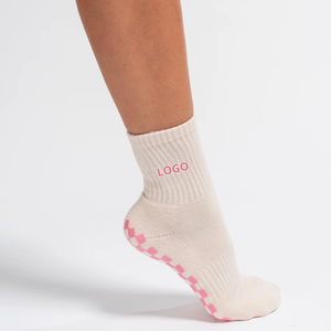 Chaussettes de compression personnalisées antidérapantes pour femmes et hommes, tricotées avec logo sur le bas/le bord, idéales pour le Pilates et le Yoga - Product Image 2