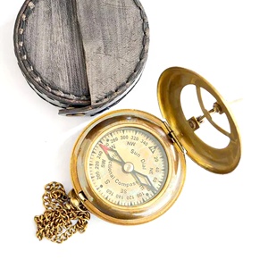 Brújula de Latón con Dial Analógico, Estilo Retro, Multifunción, para Senderismo y Navegación al Aire Libre, con Cadena - Product Image 1