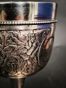 Cáliz de latón hecho a mano estilo medieval, copa de vino con detalles grabados, vasos para vino, vasos para cerveza, diseño en relieve de latón. - Product Image 5