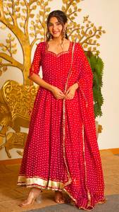 Ensemble prêt-à-porter Anarkali en faux georgette avec dentelle Gota Patti imprimée numériquement, orné de Latkan fantaisie, comprenant un haut, un pantalon et une dupatta. - Product Image 3