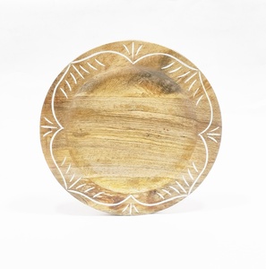 Assiette de présentation ronde en bois texturé avec bordure sculptée blanche, décoration artistique pour la table - Product Image 1