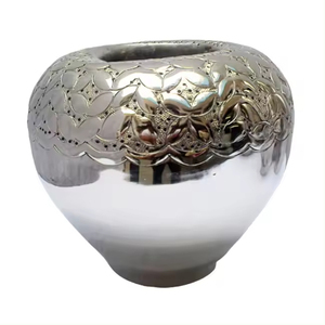 Vases décoratifs en métal de forme élégante, finition argentée, pour la décoration de la maison et des tables de mariage, faits à la main - Product Image 1