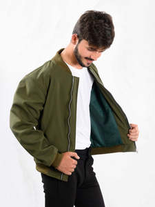 เสื้อแจ็คเก็ตบอมเบอร์สีเขียวมะกอกสำหรับผู้ชาย ทรงปกติ ปิดด้วยซิป สีพื้น ผ้าโพลีเอสเตอร์ เหมาะสำหรับใส่ในฤดูใบไม้ร่วง - Product Image 4