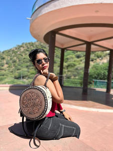 Sac de cantine en cuir repoussé à la main sac à main rond repoussé pour femmes sac à bandoulière en cuir de fourrure imprimé de fleurs - Product Image 3