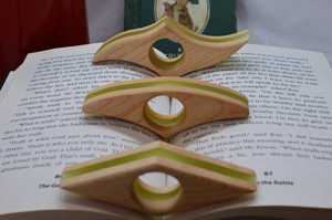 Support de lecture en bois et résine avec logo personnalisé, anneau de maintien de page, accessoire de lecture promotionnel, vente en gros - Product Image 1
