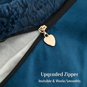 Set di 2 Copricuscini Decorativi Blu Navy 18x18 Pollici in Morbida Finta Pelliccia di Coniglio a Righe Spesse per Primavera o Stagione Fredda - Product Image 1