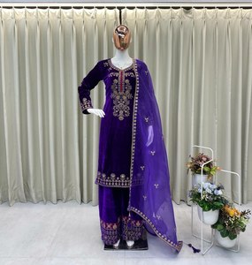 Conjunto de salwar/kurta de terciopelo suave de seda, color morado especial para bodas y fiestas, con diseño de cuello redondo, corte recto y borde moderno. - Product Image 3