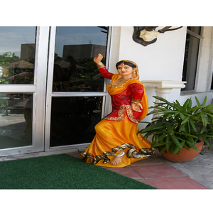 Estatuas de Bienvenida de Mujeres Punjabi, Estatuas para Puertas de Entrada, Fabricante de Estatuas de Fibra de la Cultura Punjabi, Decoración a Precios Accesibles - Product Image 1