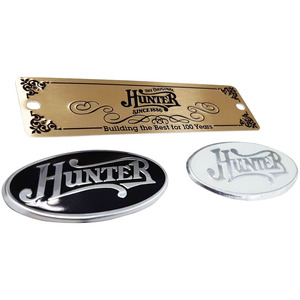 Placa Metálica en Relieve Colorida – Logotipo Dorado, Placa de Identificación en Blanco y Negro para Personalización - Product Image 3