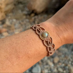 สร้อยข้อมือมาคราเม่หินลาบราดอไรต์ทำมือประดับทองคำ ลูกปัดหินธรรมชาติ สไตล์โบโฮ สายปรับได้ เครื่องประดับแฮนด์เมด ราคาขายส่ง - Product Image 1