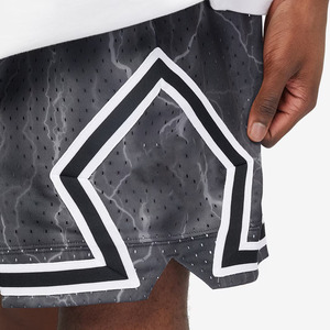 กางเกงขาสั้นพิมพ์ลายสายฟ้าสีเทาสำหรับผู้ชาย กางเกงบาสเก็ตบอลตาข่ายแบบกำหนดเอง กางเกงกีฬาแห้งเร็ว กางเกงกีฬาแบบกำหนดเองสำหรับผู้ชาย ลายสีเทา - Product Image 2