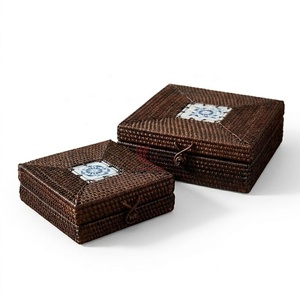 กล่องเก็บของหวายสานมือ พร้อมตกแต่งเซรามิก ตะกร้าอเนกประสงค์สไตล์วินเทจ - Product Image 1