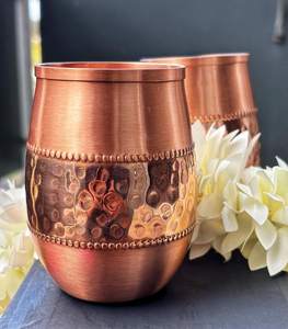Gobelet à boire artisanal en cuivre avec gravure florale ornée, tasse à eau traditionnelle en métal pour la maison, les restaurants et les cadeaux - Product Image 1