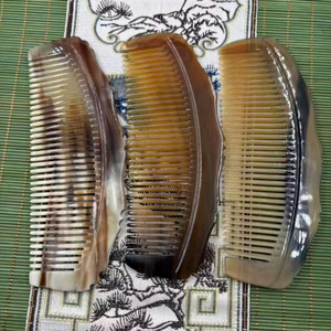 Peigne artisanal écologique en corne de buffle, forme feuille, à dents fines sculptées, peigne à extrémités en corne animale, anti-statique, idéal pour les cadeaux - Product Image 1