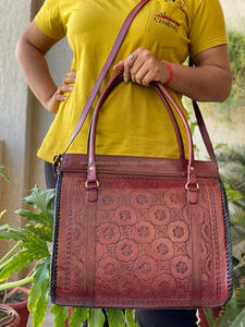 Sac fourre-tout en cuir fait à la main pour femmes sac à main à bandoulière design floral vintage avec poignée supérieure pour un usage quotidien sac à main en cuir pur - Product Image 2