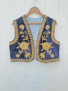 เสื้อกั๊กผู้หญิงผ้ากำมะหยี่สีดำปักลายดอกไม้แบบซูซานี ยี่ห้อ Nitin Exports ระบายอากาศได้ดี เหมาะสำหรับงานเทศกาล ทำด้วยมือ สไตล์ชาติพันธุ์ แบบไม่มีแขน - Product Image 1