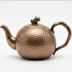 Théière en cuivre martelé vintage avec couvercle floral et poignée torsadée – Idées de coffrets cadeaux uniques pour café et thé - Product Image 3