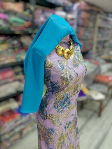 ผ้าคลุมไหล่ลายดอกไม้สีฟ้าคราม ประดับด้วยลูกปัดลาเวนเดอร์ ปักลายดอกไม้สีทองและสีน้ำเงิน พร้อมผ้าคลุมไหล่สีเทอร์ควอยซ์ |   ชุดโซมาเลียสุดหรู - Product Image 2