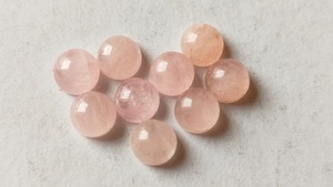 Lote de Gemas Sueltas de Morganita Melocotón Natural, Calibradas AAA, de 6mm, Redondas, con Reverso Plano, Cabujón Liso, Venta al por Mayor - Product Image 1