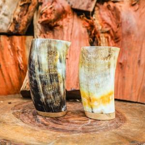 Copa rústica hecha a mano de cuerno de búfalo para beber cerveza estilo vikingo - Product Image 1