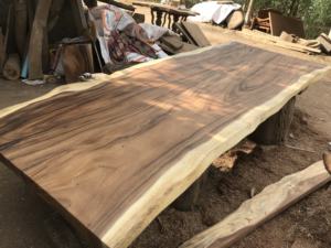 Table à manger moderne en bois massif d'acacia et de noyer à bord brut de haute qualité, réglable et sur mesure, et armoire de salon - Product Image 3