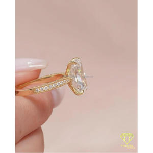 Bague de fiançailles élégante en diamant de laboratoire taille émeraude VVS, en argent sterling 925 finition dorée, bijoux de mariée haut de gamme - Product Image 2
