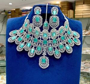 Conjunto de collar tradicional afgano hecho a mano con piedras multicolor, diseños florales de rubí y esmeralda, y oro antiguo. - Product Image 1