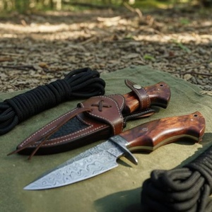 Cuchillo utilitario de acero de Damasco SHARP POINT TRADES con hoja de punta curva, filo recto, mango de madera y funda de cuero vacuno, 6.7 pulgadas de longitud total - Product Image 5