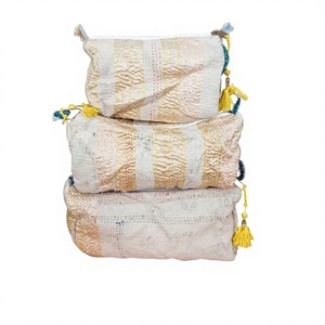 Ensemble de trousses de toilette en coton indien Kantha, motif floral, fermeture à glissière, design léger - Sac de voyage pour femmes, accessoires de maquillage - Product Image 1