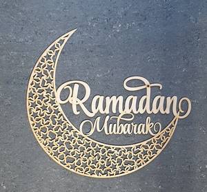 Décoration murale artisanale en bois Ramadan Mubarak, motif croissant de lune et étoile découpés - Product Image 5