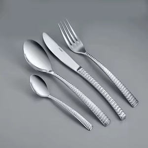 Ensemble de couverts en métal moderne, finition miroir, cuillère, fourchette, couteau, vaisselle pour une restauration élégante et un service hôtelier raffiné - Product Image 1