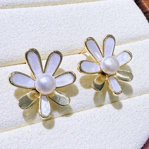 Pendientes de Perlas de Agua Dulce con Flores Blancas Dulces, Agujas de Plata S925 de Alta Gama con Pétalos, Joyería de Perlas con Sensación de Alta Gama - Product Image 1