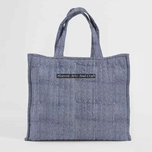 Sac à main carré en coton imprimé matelassé Sacs à main de transport indien Sac fourre-tout de plage matelassé carré en coton imprimé - Product Image 1