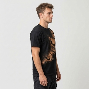 T-shirt streetwear homme noir avec graphismes de chauve-souris volante bronze et effet éclaboussures artistiques sur tissu noir - Product Image 3