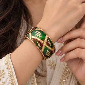 Brazalete de Aleación de Cobre Chapado en Oro con Esmalte Verde y Rojo, Diseño de Plantas, Estilo Vintage, Joyería Unisex - Product Image 2