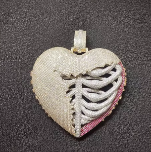 จี้รูปหัวใจ 3 มิติ ขายดี ประดับเพชรโมอิสซาไนต์แท้ จี้รูปหัวใจแบบกำหนดตัวอักษรได้ สไตล์ฮิปฮอปสำหรับผู้ชาย ดีไซน์เงินแท้ 925 ประดับเพชร - Product Image 1