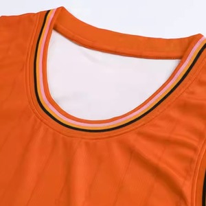 Ensemble d'uniformes de basketball orange personnalisés pour hommes – Maillot et short respirants en maille avec motif zigzag par sublimation – Tenue de sport d'équipe 100 % respirante - Product Image 3