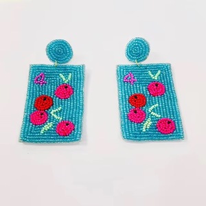 Boucles d'oreilles clous perlées Game Day, classiques pour femme, bijoux de mode pour mariage et fête, design lettre, style tendance - Product Image 3