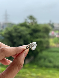 Bague de fiançailles de luxe à trois pierres, émeraude poire et diamant de laboratoire taille ronde, en or 14 carats, personnalisable, bijoux de mariage - Product Image 5
